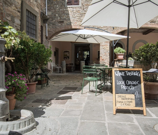 Degustazione di vini biologici e prodotti tipici de La Spinosa presso il negozio Canto di Baccio nel centro storico di Barberino Val d'Elsa